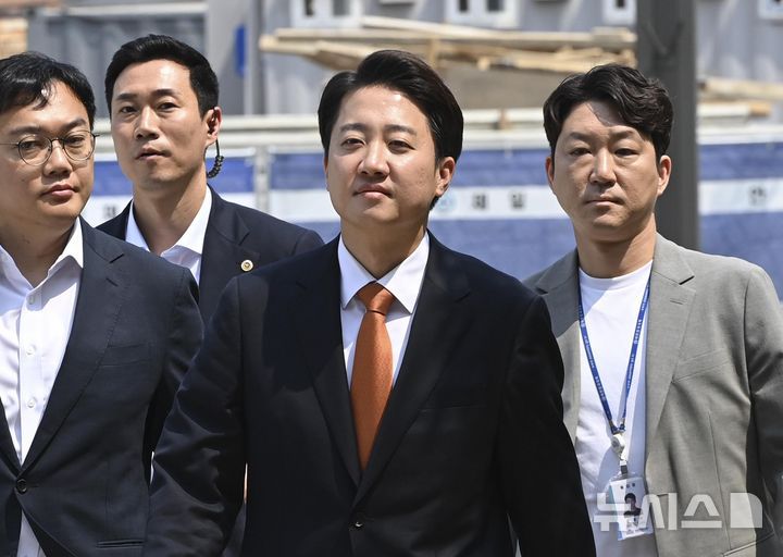 [화성=뉴시스] 김종택 기자 = 이준석 개혁신당 대선 후보가 29일 오전 경기 화성시 동탄9동 행정복지센터에 마련된 사전투표소에로 향하고 있다. (공동취재) 2025.05.29. photo@newsis.com