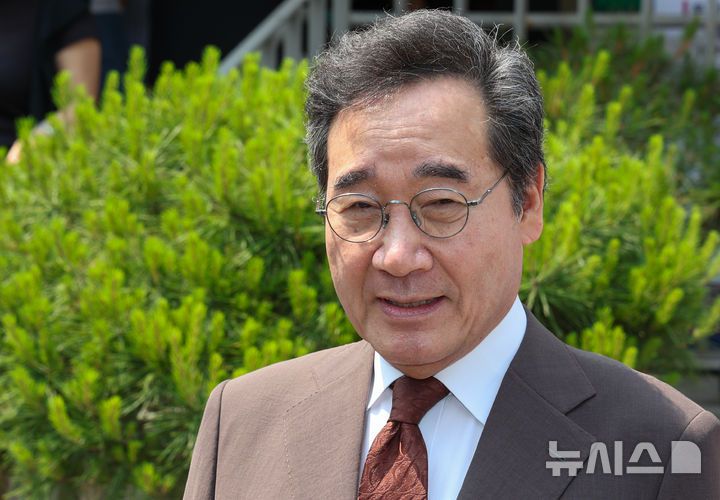 [서울=뉴시스] 김명년 기자 = 이낙연 전 국무총리가 지난 5월 29일 오전 서울 종로구 사직동 주민센터에 마련된 제21대 대통령선거 사전투표소에서 투표를 마치고 취재진 질문에 답하고 있다. 2025.05.28. kmn@newsis.com