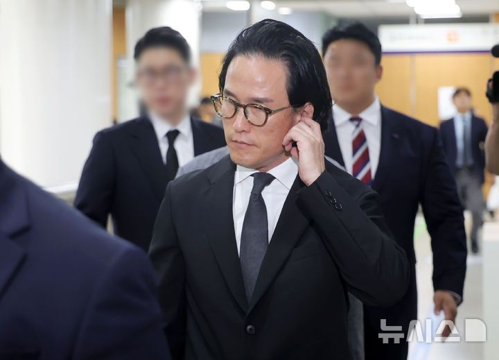 [서울=뉴시스] 홍효식 기자 = 조현범 한국앤컴퍼니그룹 회장이 29일 오후 서울 서초구 서울중앙지방법원에서 열린 200억대 횡령·배임 혐의 관련 선고 공판에 출석하고 있다. 2025.05.29. photo@newsis.com