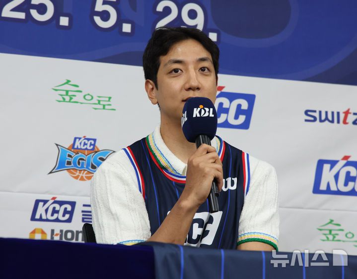 [서울=뉴시스] 김금보 기자 = 부산 KCC 이지스로 이적한 허훈이 지난 5월29일 서울 강남구 KBL센터에서 열린 입단식에서 질문에 답하고 있다. 2025.05.29. kgb@newsis.com