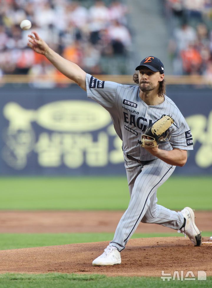 [서울=뉴시스] 김금보 기자 = 29일 서울 송파구 잠실야구장에서 열린 프로야구 2025 KBO리그 한화 이글스와 LG 트윈스의 경기, 1회말 한화 선발 와이스가 역투 하고 있다. 2025.05.29. kgb@newsis.com