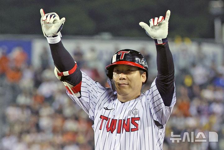 [서울=뉴시스] 김금보 기자 = 29일 서울 송파구 잠실야구장에서 열린 프로야구 2025 KBO리그 한화 이글스와 LG 트윈스의 경기, 7회말 2사 1,2루 LG 김현수가 역전 1타점 1루타를 치고 기뻐하고 있다. 2025.05.29. kgb@newsis.com