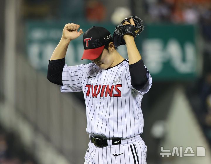 [서울=뉴시스] 김금보 기자 = 29일 서울 송파구 잠실야구장에서 열린 프로야구 2025 KBO리그 한화 이글스와 LG 트윈스의 경기, 9회초 LG 김영우가 이닝을 마치고 기뻐하고 있다. 2025.05.29. kgb@newsis.com