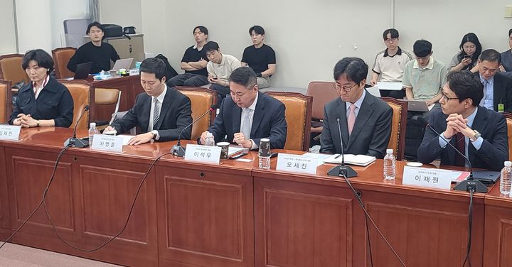 [서울=뉴시스] (왼쪽부터) 김재진 디지털자산거래소 공동협의체(DAXA·닥사) 상임부회장, 차명훈 코인원 대표, 이석우 두나무 대표, 오세진 코빗 대표, 이재원 빗썸 대표. (사진=이지영 기자) 2025.05.30 *재판매 및 DB 금지