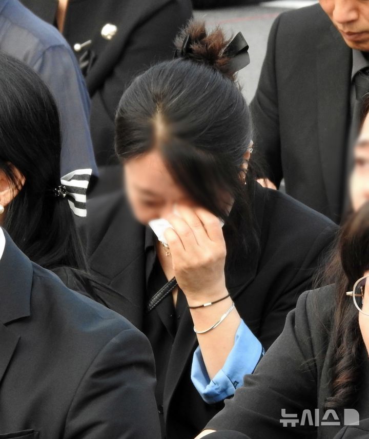 [제주=뉴시스] 오영재 기자 = 제주도교육청 주차장에서 열린 '제주 00중학교 선생님 추모제'에서 참가자가 눈물을 흘리고 있다. 2025.05.30. oyj4343@newsis.com