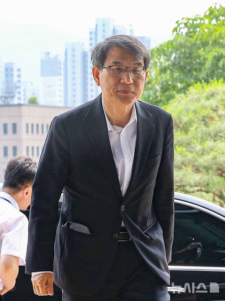 [과천=뉴시스] 김근수 기자 = 노태악 중앙선거관리위원회 위원장이 30일 경기 과천 중앙선거관리위원회 청사 안으로 들어가고 있다. 2025.05.30. ks@newsis.com