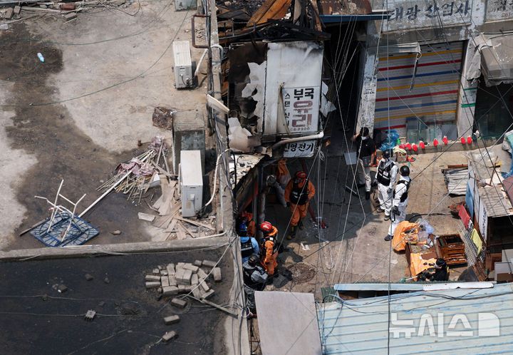 [서울=뉴시스] 홍효식 기자 = 경찰, 소방, 국립과학수사연구원, 가스공사 등 관계자들이 30일 서울 중구 을지로 세운상가 인근에서 화재 현장 합동 감식을 하고 있다. 2025.05.30. yesphoto@newsis.com