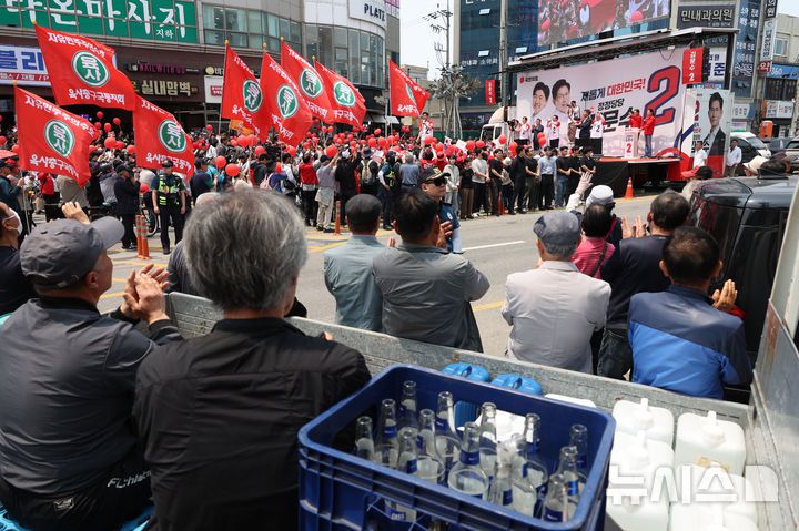 [이천=뉴시스] 고승민 기자 = 김문수 국민의힘 대선 후보가 30일 경기 이천시산림조합 앞 중리사거리에서 유세를 하고 있다. 이를 시민들이 지켜보고 있다. 2025.05.30. kkssmm99@newsis.com