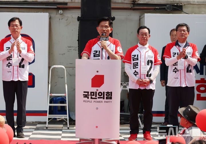 [충주=뉴시스] 고승민 기자 = 김문수 국민의힘 대선 후보가 30일 충북 충주 젊음의거리에서 유세를 하던 중 경제분야 공약을 발표하고 있다. 2025.05.30. kkssmm99@newsis.com