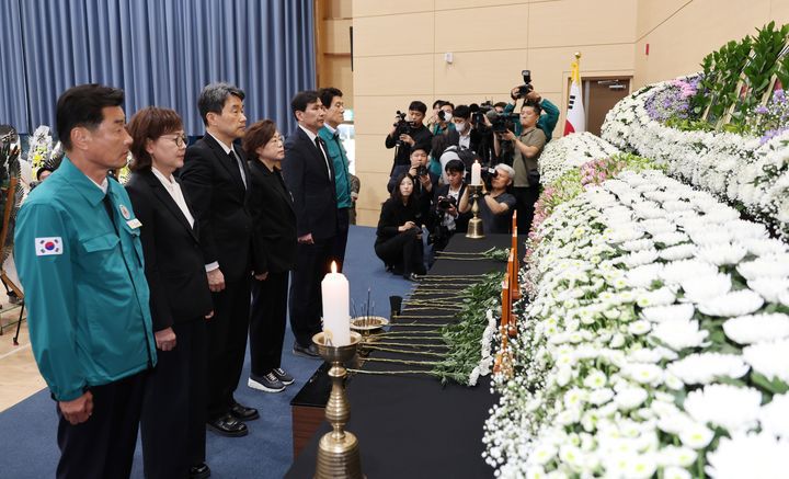 [서울=뉴시스] 최진석 기자 = 이주호 대통령 권한대행 부총리 겸 교육부 장관이 30일 해군 항공사령부에 마련된 해군 초계기 추락 사고 희생자 합동분향소를 찾아 헌화하고 있다. (사진=교육부 제공) 2025.05.30. photo@newsis.com *재판매 및 DB 금지