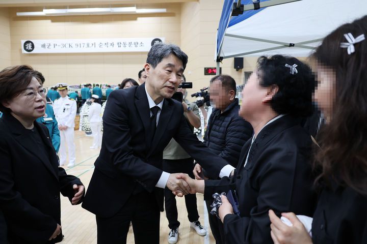 [서울=뉴시스] 최진석 기자 = 이주호 대통령 권한대행 부총리 겸 교육부 장관이 30일 해군 항공사령부에 마련된 해군 초계기 추락 사고 희생자 합동분향소를 찾아 유족을 위로하고 있다. (사진=교육부 제공) 2025.05.30. photo@newsis.com *재판매 및 DB 금지