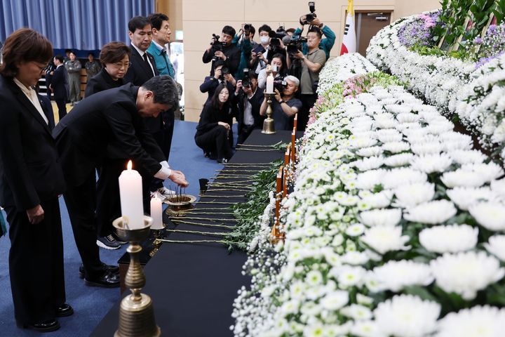 [서울=뉴시스] 최진석 기자 = 이주호 대통령 권한대행 부총리 겸 교육부 장관이 30일 해군 항공사령부에 마련된 해군 초계기 추락 사고 희생자 합동분향소를 찾아 헌화하고 있다. (사진=교육부 제공) 2025.05.30. photo@newsis.com *재판매 및 DB 금지