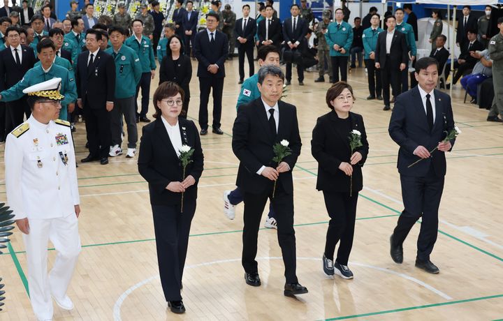 [서울=뉴시스] 최진석 기자 = 이주호 대통령 권한대행 부총리 겸 교육부 장관이 30일 해군 항공사령부에 마련된 해군 초계기 추락 사고 희생자 합동분향소를 찾아 헌화하고 있다. (사진=교육부 제공) 2025.05.30. photo@newsis.com *재판매 및 DB 금지