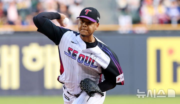 [서울=뉴시스] 추상철 기자 = 30일 오후 서울 송파구 잠실야구장에서 열린 2025 KBO리그 삼성라이온즈와 LG트윈스의 경기, LG선발투수 에르난데스가 역투하고 있다. 2025.05.30. scchoo@newsis.com