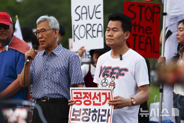 [과천=뉴시스] 김근수 기자 = 한국사 강사 전한길씨가 30일 경기도 과천 중앙선거관리위원회 청사 앞에서 공정선거 보장을 촉구하는 보수단체 집회에 참가해 손 피켓을 들고 서 있다. 2025.05.30. ks@newsis.com
