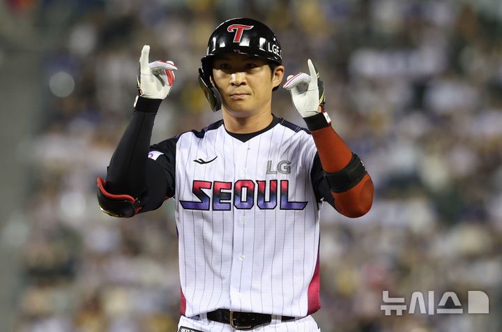 [서울=뉴시스] 추상철 기자 = 30일 오후 서울 송파구 잠실야구장에서 열린 2025 KBO리그 삼성라이온즈와 LG트윈스의 경기, 6회말 2아웃 주자1루 상황에서 LG 오지환이 안타를 때린후 기뻐하고 있다. 2025.05.30. scchoo@newsis.com