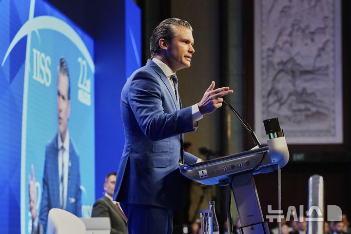 [싱가포르=AP/뉴시스] 피트 헤그세스 미국 국방장관이 31일 싱가포르에서 열린 제22차 아시아 안보회의(샹그릴라 대화)에서 연설하고 있다. 2025.05.31.