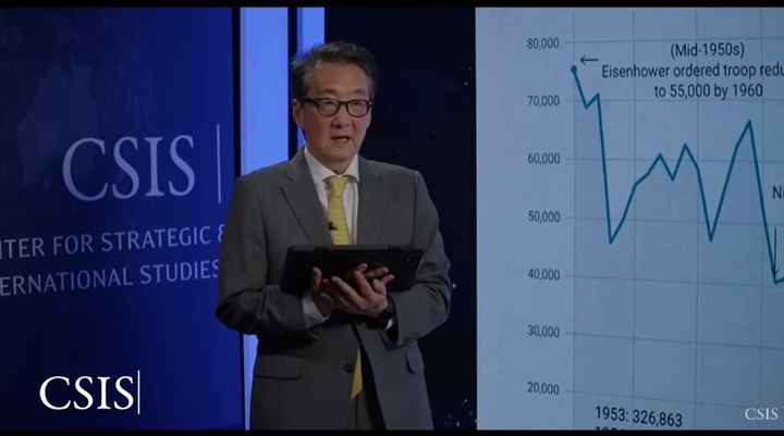 [워싱턴=뉴시스]빅터 차 전략국제문제연구소(CSIS) 한국 석좌가 30일(현지 시간) CSIS 유튜브 채널에 공개된 영상에서 주한미군 감축 시 한반도 영향을 분석하고 있다. (사진=CSIS 유튜브 캡쳐). 2025.05.31. *재판매 및 DB 금지