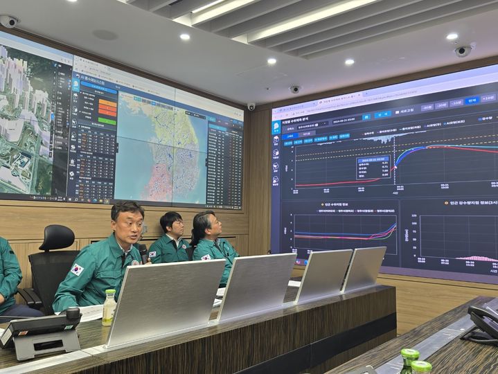 [세종=뉴시스] 환경부 관계자들이 지난 29일 정부세종청사 6동 물재해종합상황실에서 디지털트윈 물관리 플랫폼에 대해 설명하고 있다. (사진=환경부).  *재판매 및 DB 금지