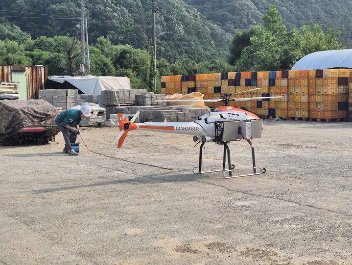 [공주=뉴시스] 남 공주시 사곡면 화월리 국제교 관측소 인근에서 무인헬기 시범 비행이 이뤄지고 있다.  *재판매 및 DB 금지
