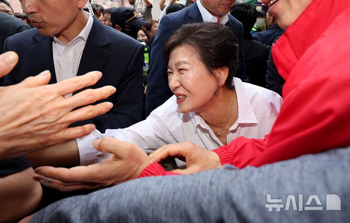 [대구=뉴시스] 이무열 기자 = 박근혜 전 대통령이 31일 대구 중구 서문시장에서 김문수 국민의힘 대선 후보 지원 유세를 하고 있다. 2025.05.31. lmy@newsis.com