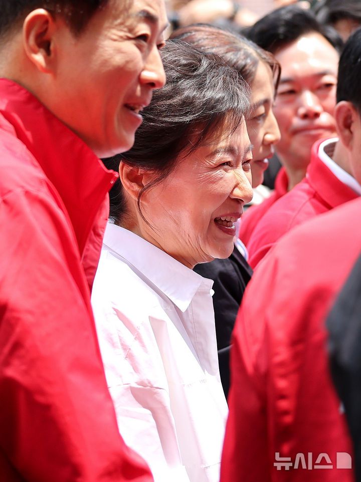 [대구=뉴시스] 이무열 기자 = 박근혜 전 대통령이 31일 대구 중구 서문시장에서 김문수 국민의힘 대선 후보 지원 유세를 하고 있다. 2025.05.31. lmy@newsis.com