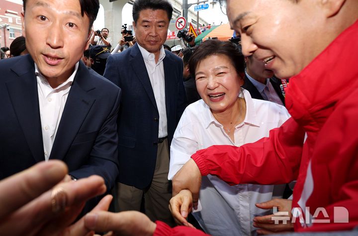 [대구=뉴시스] 이무열 기자 = 박근혜 전 대통령이 31일 대구 중구 서문시장에서 김문수 국민의힘 대선 후보 지원 유세를 하고 있다. 2025.05.31. lmy@newsis.com