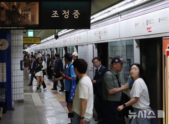 [서울=뉴시스] 조수정 기자 = 31일 오전 방화로 인해 운행이 중단됐던 서울 지하철 5호선 마포역에서 열차가 정상 운행하고 있다. 이날 오전 8시 43분께 서울 지하철 5호선 여의나루에서 마포역 방향으로 향하던 지하철에서 방화로 인한 화재가 발생했. 승객 400여명이 터널을 통해 마포역 등으로 대피했고 21명은 연기흡입과 골절 등 부상으로 병원 이송했다. 10시 24분께 화재가 완진됐다. 경찰은 오전 9시 45분께 방화 용의자 60대 남성을 여의나루역 인근에서 현행범으로 체포해 영등포경찰서에서 조사중이다. 2025.05.31. chocrystal@newsis.com