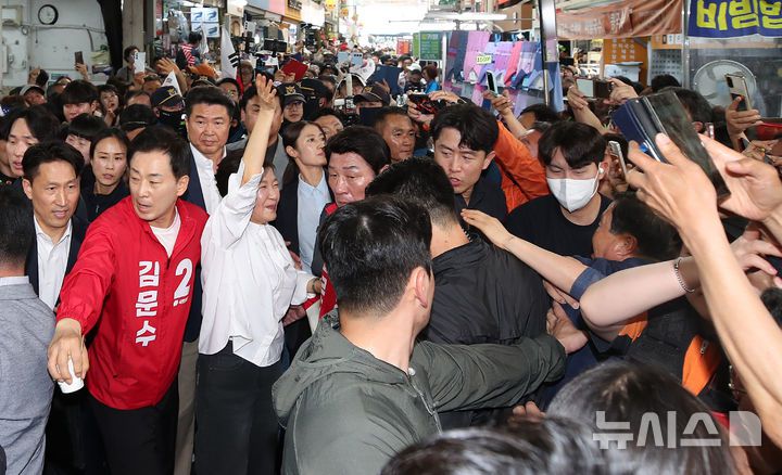 [대구=뉴시스] 이무열 기자 = 박근혜 전 대통령이 31일 대구 중구 서문시장에서 김문수 국민의힘 대선 후보 지원 유세를 하고 있다. 2025.05.31. lmy@newsis.com