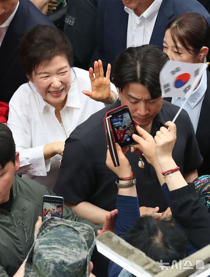 [대구=뉴시스] 이무열 기자 = 박근혜 전 대통령이 31일 대구 중구 서문시장에서 김문수 국민의힘 대선 후보 지원 유세를 하고 있다. 2025.05.31. lmy@newsis.com