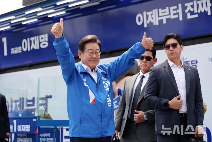 [평택=뉴시스] 조성우 기자 = 이재명 더불어민주당 대선후보가 31일 오후 경기 평택시 배다리생태공원에서 열린 유세에서 연설을 마친 뒤 시민들에게 인사하고 있다. 2025.05.31. xconfind@newsis.com