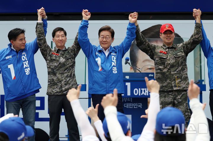 [평택=뉴시스] 조성우 기자 = 이재명 더불어민주당 대선후보가 31일 오후 경기 평택시 배다리생태공원에서 열린 유세에서 참석 인사들과 손을 잡고 시민들에게 인사하고 있다. 2025.05.31. xconfind@newsis.com