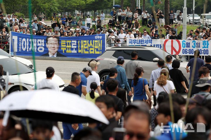 [평택=뉴시스] 조성우 기자 = 31일 오후 경기 평택시 배다리생태공원에서 열린 이재명 더불어민주당 대선후보 유세에서 일부 시민들이 길 건너편에서 유세를 지켜보고 있다. 2025.05.31. xconfind@newsis.com