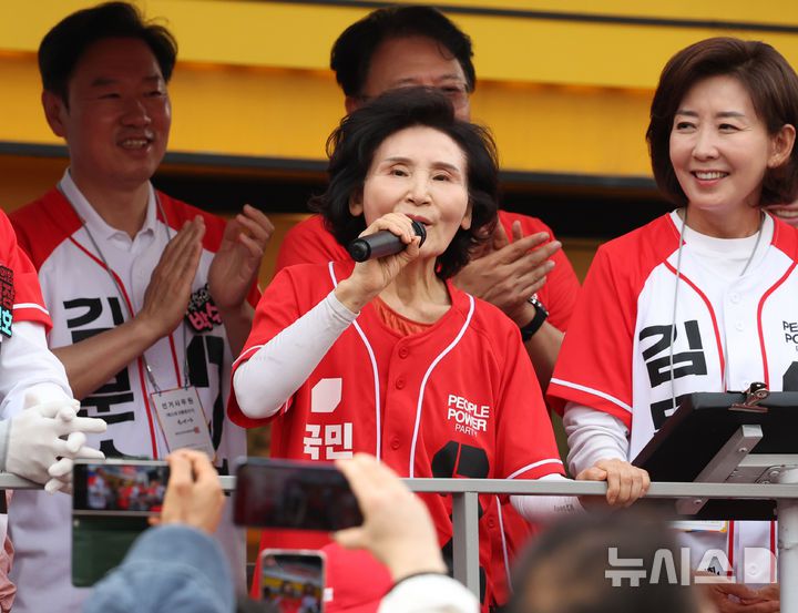 [서울=뉴시스] 조수정 기자 = 국민의힘 김문수 대선 후보 배우자 설난영 여사와 나경원 공동선거대책위원장이 31일 서울 동작구 중앙대병원 앞 광장에서 김 후보 지지를 호소하며 집중 유세를 하고 있다. 2025.05.31. chocrystal@newsis.com