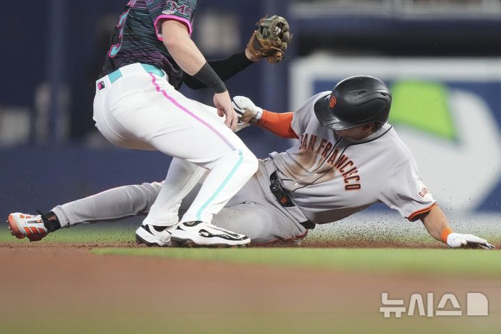 [마이애미=AP/뉴시스] 샌프란시스코 자이언츠의 이정후(가운데)가 31일(현지 시간) 미 플로리다주 마이애미의 론디포 파크에서 열린 2025 메이저리그 마이애미 말린스와의 경기 1회초 도루를 시도하고 있다. 2025.06.01.