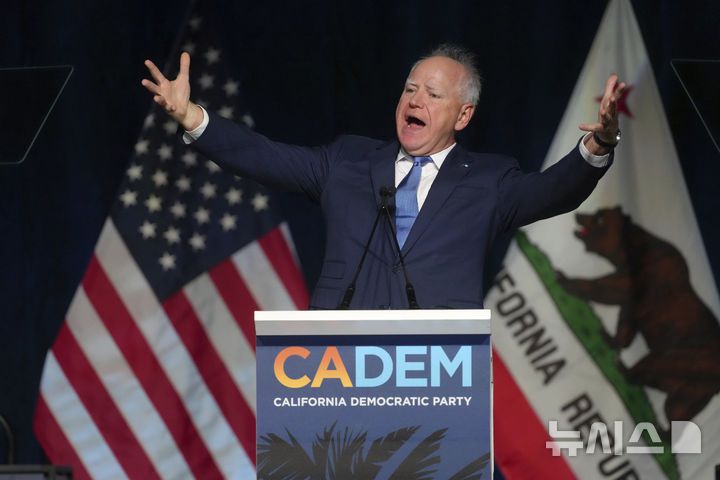 [애너하임=AP/뉴시스] 팀 월즈 미네소타 주지사가 지난달 31일(현지 시간) 캘리포니아 애너하임에서 열린 캘리포니아주 민주당 전당대회에서 연설하고 있다. 205.06.02.