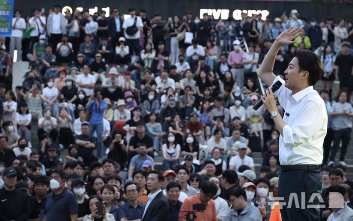 [서울=뉴시스] 조성봉 기자 = 이준석 개혁신당 대선후보가 1일 오후 서울 중구 서울역광장에서 열린 유세에서 지지를 호소하고 있다.2025.06.01. suncho21@newsis.com