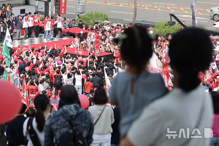 [수원=뉴시스] 권창회 기자 = 김문수 국민의힘 대선 후보가 1일 경기 수원시 수원컨벤션센터 광장에서 열린 집중유세에서 지지호소를 하고 있다. 2025.06.01. kch0523@newsis.com