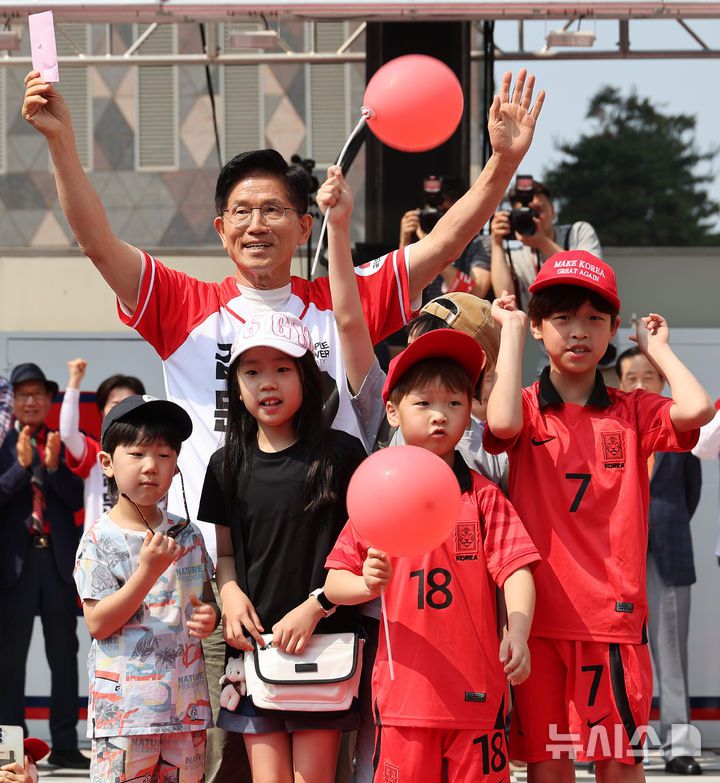 [수원=뉴시스] 권창회 기자 = 김문수 국민의힘 대선 후보가 1일 경기 수원시 수원컨벤션센터 광장에서 열린 유세에서 지지호소를 하고 있다.(공동취재) 2025.06.01. photo@newsis.com