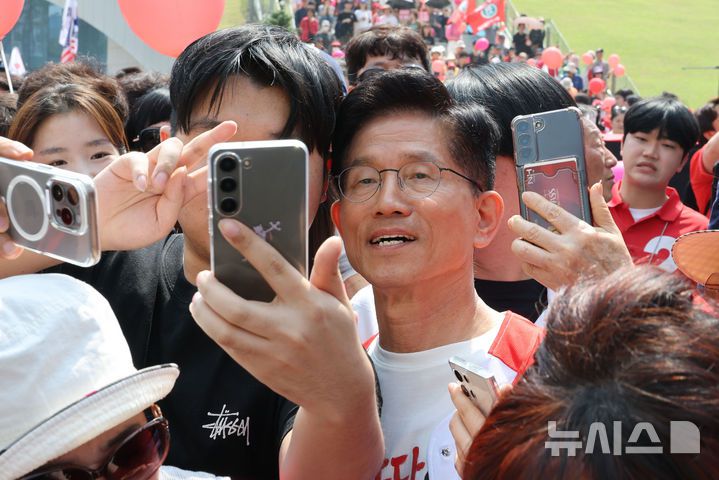 [수원=뉴시스] 권창회 기자 = 김문수 국민의힘 대선 후보가 1일 경기 수원시 수원컨벤션센터 광장에서 열린 유세에서 지지자들과 셀카를 찍고 있다.(공동취재) 2025.06.01. photo@newsis.com