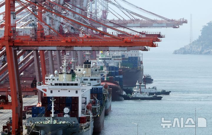 [부산=뉴시스] 하경민 기자 = 부산 남구 신선대부두에 컨테이너선이 접안하고 있다. 2025.06.01. yulnetphoto@newsis.com