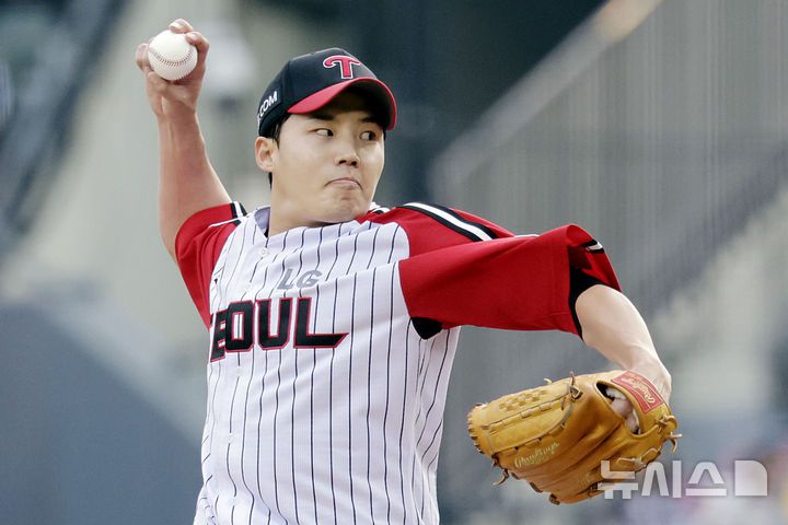 [서울=뉴시스] 최동준 기자 = 지난 1일 서울 송파구 잠실야구장에서 열린 2025 KBO리그 삼성 라이온즈와 LG 트윈스의 경기, 5회초 LG 선발 임찬규가 역투하고 있다. 2025.06.01. photocdj@newsis.com