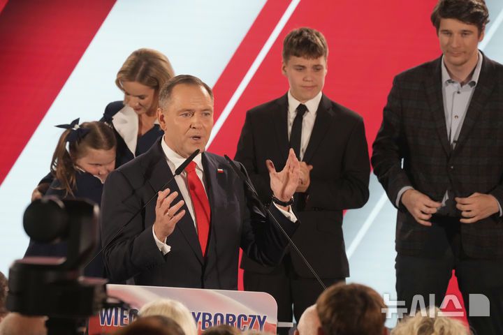 [바르샤바=AP/뉴시스]1일(현지 시간) 폴란드 바르샤바에서 무소속 카롤 나브로츠키 대선 후보가 지지자들에게 연설하고 있다. 2025.06.02.