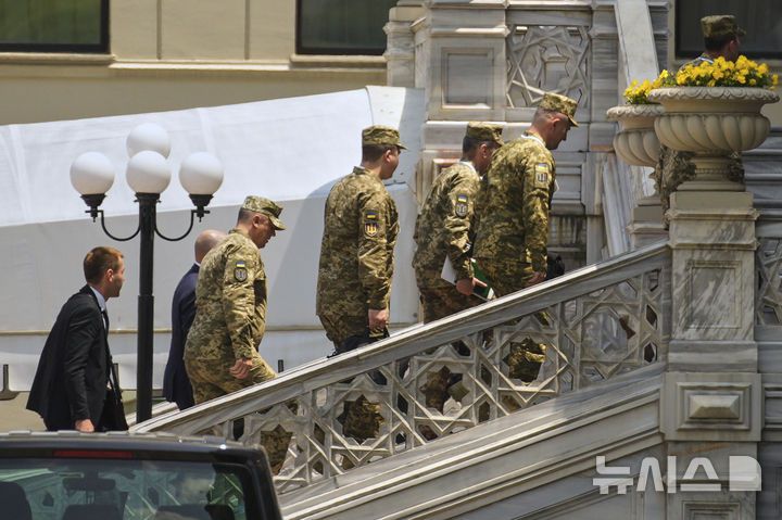 [이스탄불=AP/뉴시스] 지난 2일(현지 시간) 튀르키예 이스탄불에서 열린 러시아-우크라이나 2차 평화협상을 위해 츠라안궁에 도착하고 있는 우크라이나 대표단. 2025.06.08