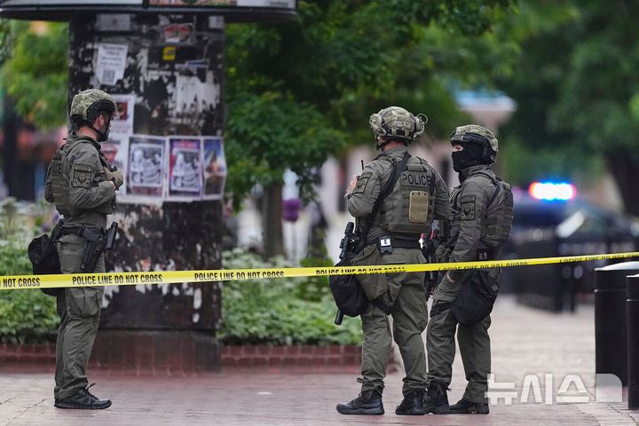 [볼더=AP/뉴시스] 미 콜로라도주 볼더에서 6월 1일 경찰이 친이스라엘 시위대에 대한 폭발물 공격 사건을 조사하고 있다. 2025.07.16.
