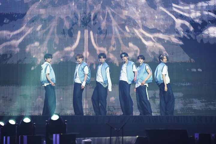 [인천=뉴시스] 그룹 '투어스(TWS)가 1일 인천 인스파이어 아레나에서 열린 '2025 위버스콘 페스티벌'(이하 '위콘페')에서 마련된 '트리뷰트 스테이지'(Tribute Stage)에서 '아시아의 별'로 통하는 한류개척의 주인공 가수 보아(BoA·권보아)의 '어메이징 키스' 커버 무대를 선보이고 있다. (사진 = 하이브 제공) 2025.06.02. photo@newsis.com *재판매 및 DB 금지