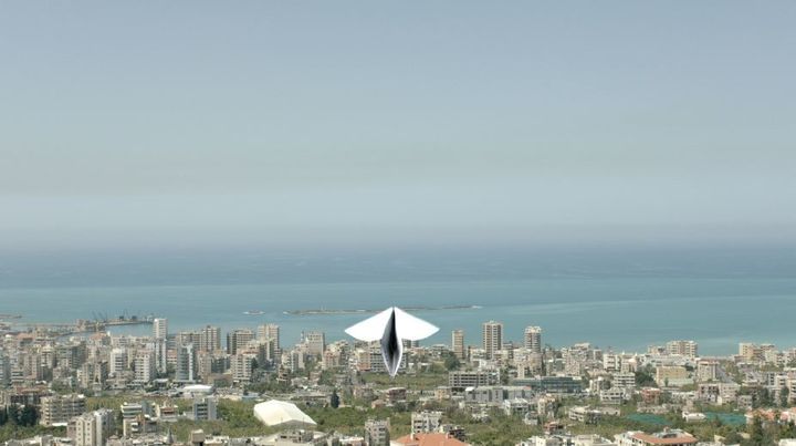 아크람 자타리, 거부하는 조종사에게 보내는 편지, 2013, 영상 설치; 단채널 영상(×2), 컬러, 사운드무음; 빈티지 의자 1개, 스툴 8개, 영상 35분 58초, 1분 20초, 빈티지 의자 85×56×44cm, 스툴 44×37.5×37.5(×8)cm, ed.57, 국립현대미술관 소장 *재판매 및 DB 금지