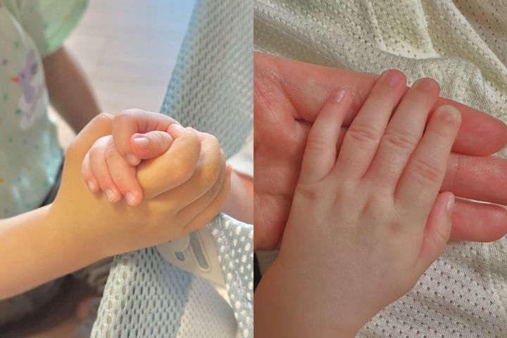[서울=뉴시스] 나혜미 두 아들이 맞잡은 손(왼쪽)·나혜미 손에 올려놓은 둘째 아들 손. (사진=나혜미 인스타그램 캡처) 2025.06.02. photo@newsis.com *재판매 및 DB 금지