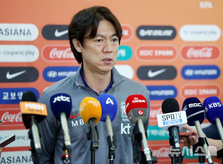 [인천공항=뉴시스] 김진아 기자 = 축구대표팀 홍명보 감독이 2026 국제축구연맹(FIFA) 북중미 월드컵 아시아 3차 예선을 치르기 위해 지난 2일 인천국제공항에서 이라크로 출국하기 앞서 인터뷰를 하고 있다. 2025.06.02. bluesoda@newsis.com