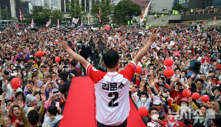 [부산=뉴시스] 하경민 기자 = 김문수 국민의힘 대선 후보가 2일 부산 동구 부산역광장에서 지지자들에게 인사하고 있다. (공동취재) 2025.06.02. photo@newsis.com